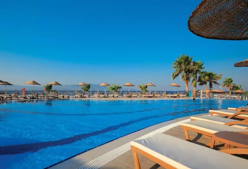 استخر هتل آرمونیا تعطیلات